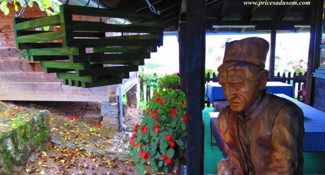 Statua zlakuškog grnčara iz familije Terzić rađena je prema najstarijoj sačuvanoj fotografiji poznatih majstora