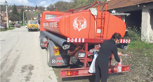 Cisterna sa vodom za piće na užičkim ulicama (Foto S. Jovičić)