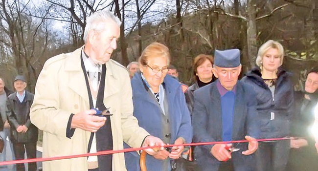 Najstariji u selu otvaraju put za decu i unuke (Foto B. Lomović)