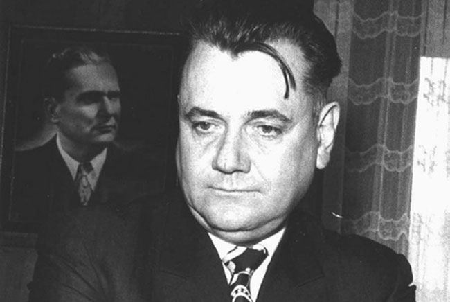 Vlajko Brković pored Titove slike (Fotodokumentacija porodice Brković)