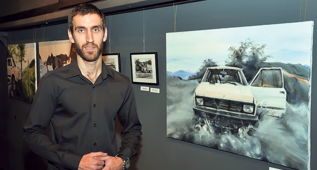 Stefan Lukić kraj svog dela na izložbi u Užicu (Foto: S. Jovičić)