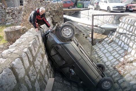 Tražio kola na parkingu, našao ih u potoku, Foto: V. Lojanica / RAS Srbija