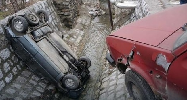 Sa parkinga u potok: Reno se prevrnuo i krovom udario u suprotni zid, Foto: V. Lojanica / RAS Srbija