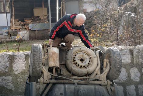 Milivoje Gazdić kraj svog uništenog četvorotočkaša, Foto: V. Lojanica / RAS Srbija