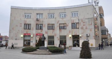 Izmena režima saobraćaja zbog postavljanja semafora na raskrsnici kod Pošte Izmena režima saobraćaja zbog postavljanja semafora na raskrsnici kod Pošte