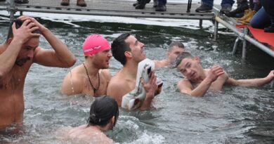 HRABRI ČAČANI zaplivali u hladnoj Moravi: ĐORĐE LUKOVIĆ PRVI do ČASNOG KRSTA (FOTO) HRABRI ČAČANI zaplivali u hladnoj Moravi: ĐORĐE LUKOVIĆ PRVI do ČASNOG KRSTA (FOTO)