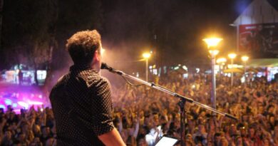 Dženan Lončarević napravio sjajnu atmosferu na Kraljevom trgu Dženan Lončarević napravio sjajnu atmosferu na Kraljevom trgu
