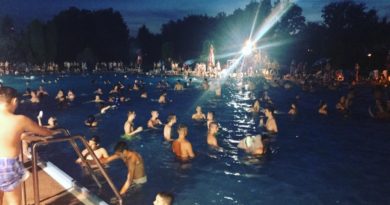 U SUBOTU NOĆNO KUPANJE, BAZEN RADI OD 8:30 DO PONOĆI U SUBOTU NOĆNO KUPANJE, BAZEN RADI OD 8:30 DO PONOĆI