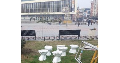 Skulptura od WC šolja nalaziće se u centru Čačka do kraja januara Skulptura od WC šolja nalaziće se u centru Čačka do kraja januara