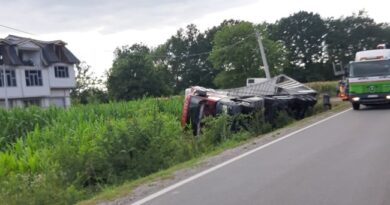 Prevrnuo se šleper na Ibarskoj magistrali u mestu Katrga Prevrnuo se šleper na Ibarskoj magistrali u mestu Katrga